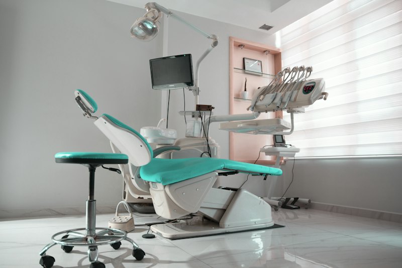 Consultório com cadeira odontológica