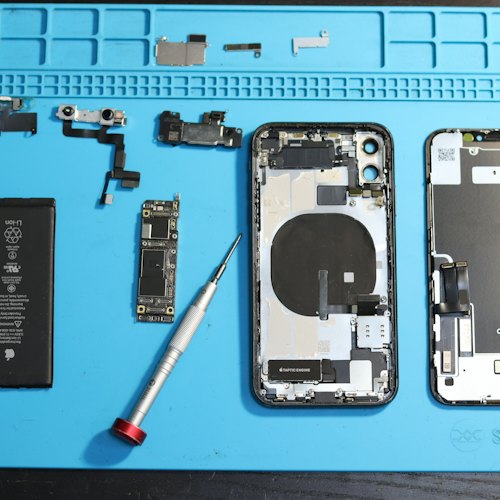 Peças de celular sobre a manta de reparo